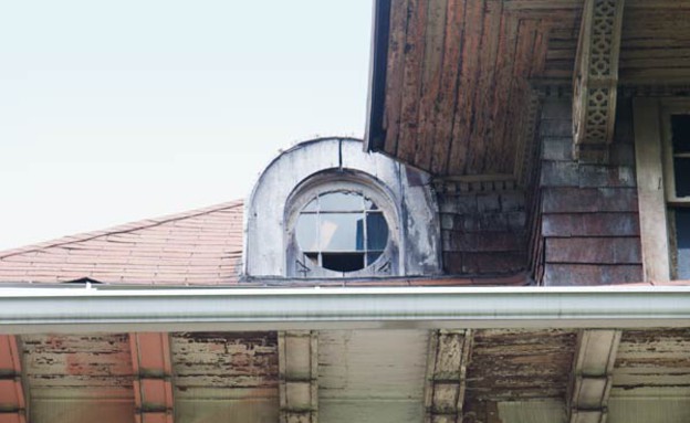 בית זול, חוץ גג חלון (צילום: thisoldhouse.com @ M. Skip Gaynor)