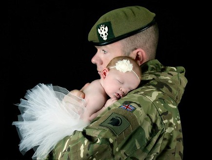 חייל בריטי עם תינוקת (צילום: rosspary)