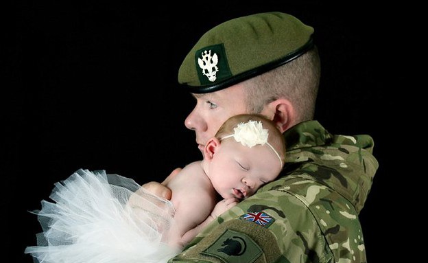 חייל בריטי עם תינוקת (צילום: rosspary)