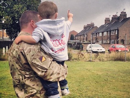 חייל עם תינוק (צילום: rossparry)