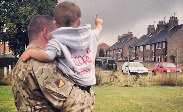 חייל עם תינוק (צילום: rossparry)