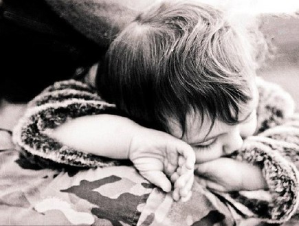 חייל מחבק את בתו התינוקת אחרי שחזר מאפגניסטן (צילום: rossparry)