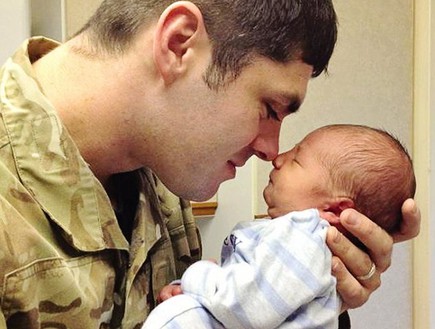 חייל נפרד מבנו התינוק לפני נסיעה לאפגניסטן (צילום: rossparry)