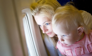 אמא וילדה במטוס (צילום: אימג'בנק / Thinkstock)