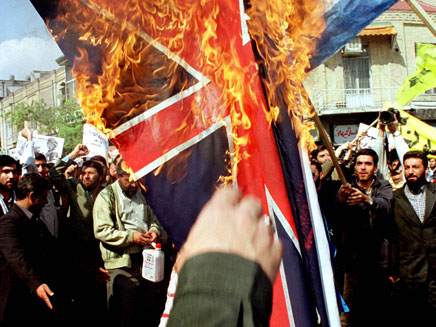 שריפת דגל בריטניה באירן (צילום: רויטרס)