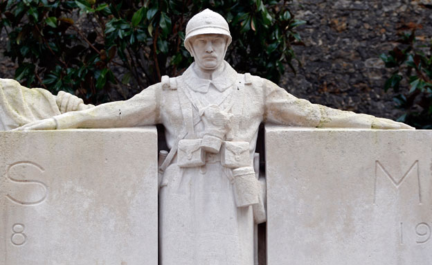 אנדרטה לחללי מלחמת העולם הראשונה בצרפת (צילום: רויטרס)