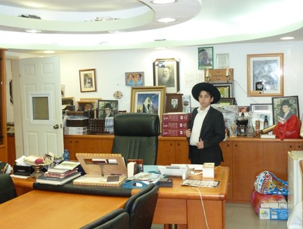 יורם אברג'יל - הכסא במשרד (צילום:  שמעון איפרגן)
