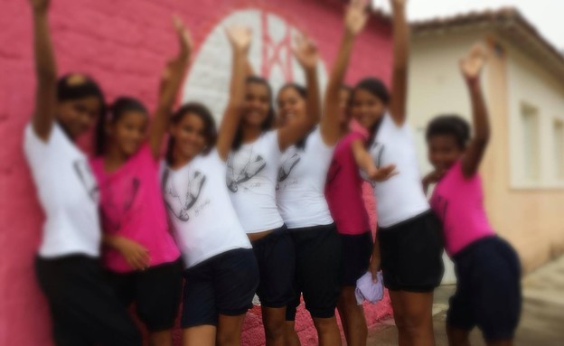 ילדות ברזילאיות בפרויקט מנינדוזה לילדות בסיכון (צילום: עמוד הפייסבוק של meninadanca)