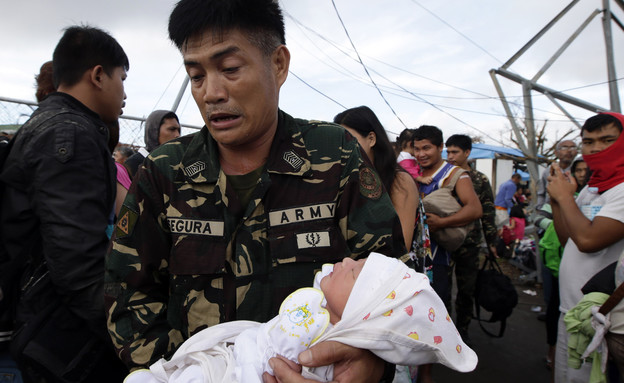 תינוקות לאחר הטייפון בפיליפינים (צילום: ap)