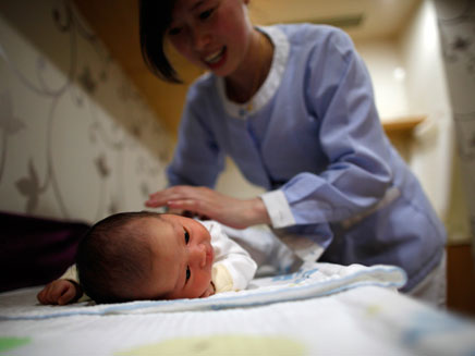 לידת תינוק בסין, ארכיון (צילום: רויטרס)