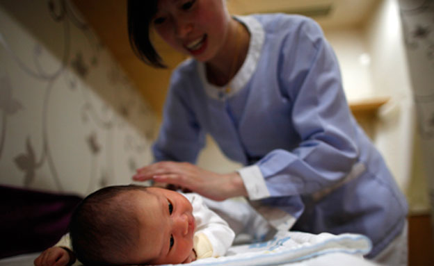 לידת תינוק בסין, ארכיון (צילום: רויטרס)
