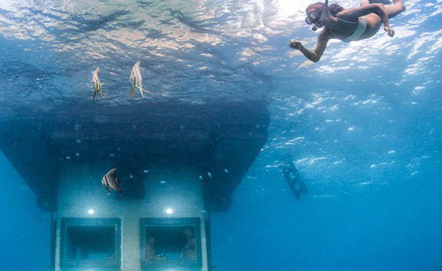 צוללים מסביב, חדר מתחת למים