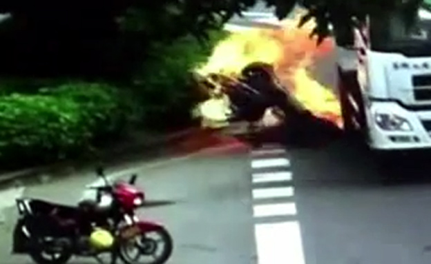 צפו: האופנוע נשרף - הרוכבת ניצלה (צילום: רויטרס)