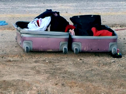 המזוודות המיותמות מזירת התאונה בערבה (צילום: חדשות 2)