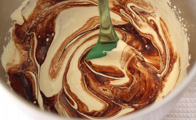 עוגת שוקולד איטלקית שלב שלישי מערבבים קצפת ושוקולד