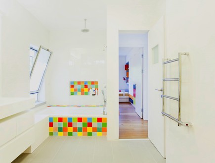 קומת ילדים, חדר רחצה שירותים (צילום: שרון קנה)
