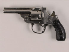 אחד האקדחים ששימשו את אוסוולד (צילום: דיילי מייל)