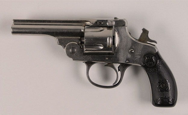 אחד האקדחים ששימשו את אוסוולד (צילום: דיילי מייל)
