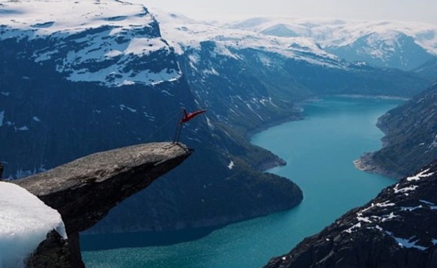 איש על צוק נורבגיה איש על צוק נורבגיה