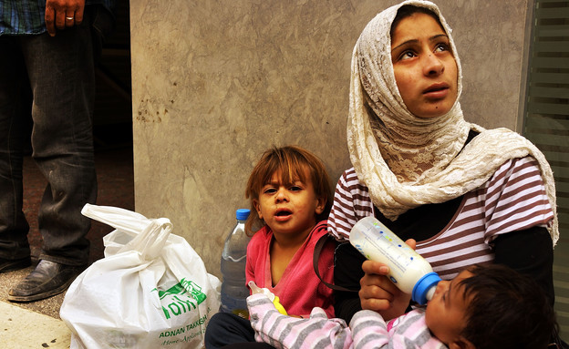פליטה סורית עם ילדיה ברחוב בבירות (צילום: Spencer Platt, GettyImages IL)