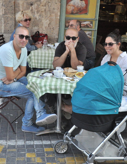 עדי לאון מבלה בבית קפה (צילום: צ'ינו פפראצי)