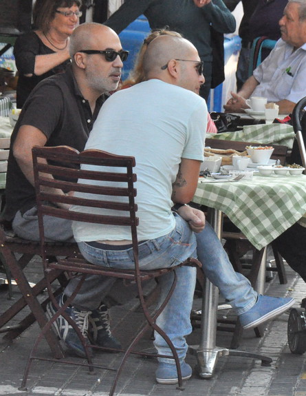 עדי לאון מבלה בבית קפה (צילום: צ'ינו פפראצי)