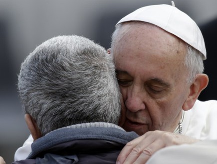 האפיפיור והאדם חצוי הפנים (צילום: dailymail.co.uk)
