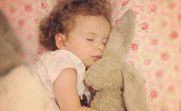 בובת ארנב - רובי ישנה עם הבובה (צילום: MailOnline)