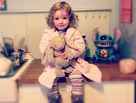 בובת ארנב - רובי מחבקת את הבובה (צילום: MailOnline)