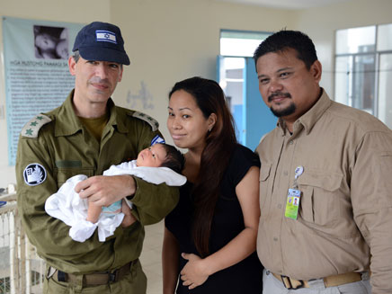 התינוק שי והקצין שי, בפיליפינים (צילום: דובר צה
