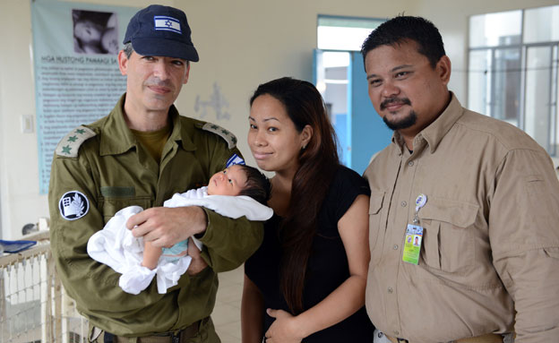 התינוק שי והקצין שי, בפיליפינים (צילום: דובר צה"ל)