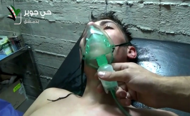 ילד שנפגע מנשק כימי בסוריה (צילום: יוטיוב)