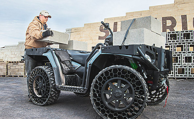 טרקטורן פולריס עם צמיגים ללא אויר