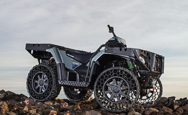 טרקטורן פולריס עם צמיגים ללא אויר