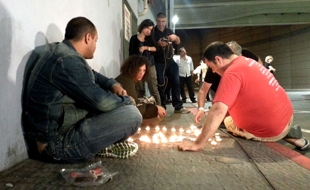 מתאבלים על מותו בתל אביב, אמש (צילום: חדשות 2, עזרי עמרם)