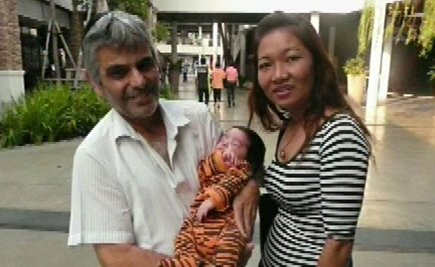 התינוק ואביו בתאילנד (צילום: חדשות 2)