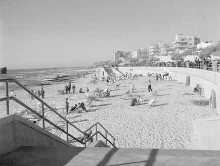 אריק שירים, חוף פרישמן והטיילת קיץ 1949 (צילום: ויקיפדיה)