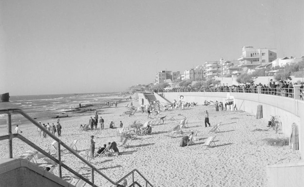 אריק שירים, חוף פרישמן והטיילת קיץ 1949 (צילום: ויקיפדיה)