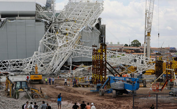 מנוף קרס באצטדיון המונדיאל (צילום: AP)
