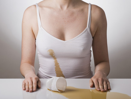 אישה עם כתם על החולצה (צילום: אימג'בנק / Thinkstock)