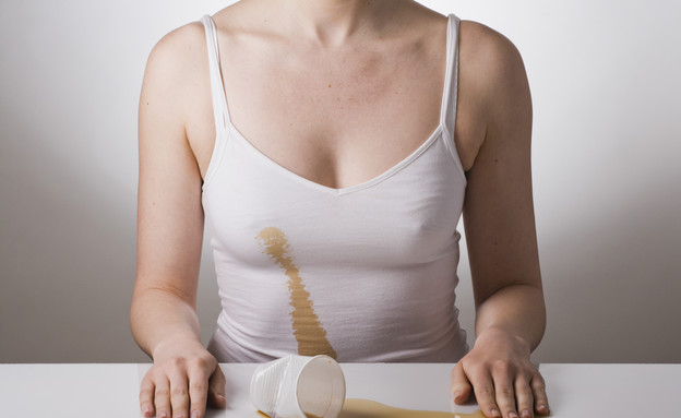 אישה עם כתם על החולצה (צילום: אימג'בנק / Thinkstock)