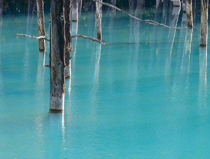 מים צלולים, האגם הכחול 
