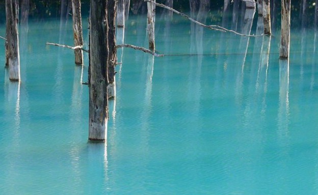 מים צלולים, האגם הכחול 