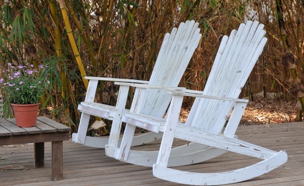 עין עירון, חצר כסאות נדנדה