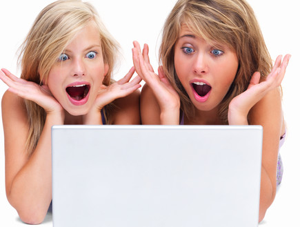 בנות מופתעות מול מחשב (צילום: אימג'בנק / Thinkstock)