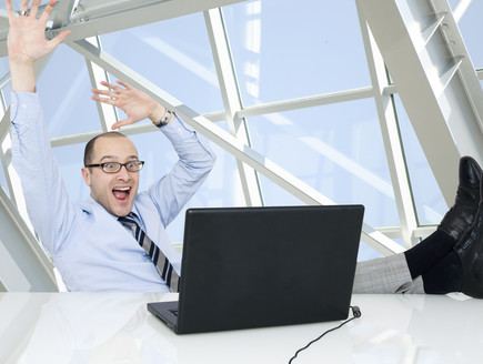 איש שמח מול מחשב (צילום: אימג'בנק / Thinkstock)