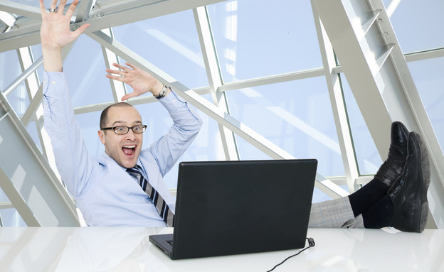 איש שמח מול מחשב (צילום: אימג'בנק / Thinkstock)