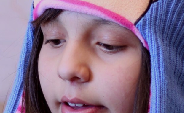 קטרינה לוקרדי עם כובע (וידאו WMV: vimeo, צילום מסך)