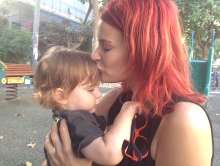עינת אקר מנשקת את בנה יהונתן (צילום: תומר ושחר צלמים, צילום ביתי)