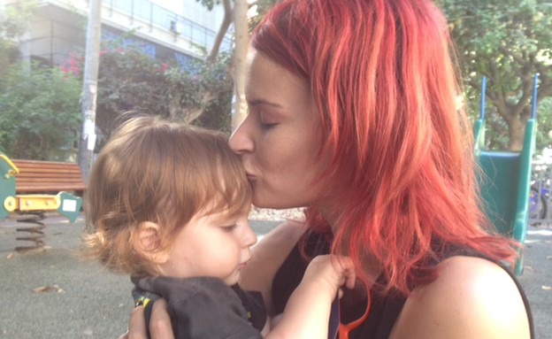 עינת אקר מנשקת את בנה יהונתן (צילום: תומר ושחר צלמים, צילום ביתי)